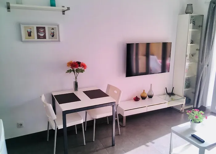 Lovely Apartment, Great Location!