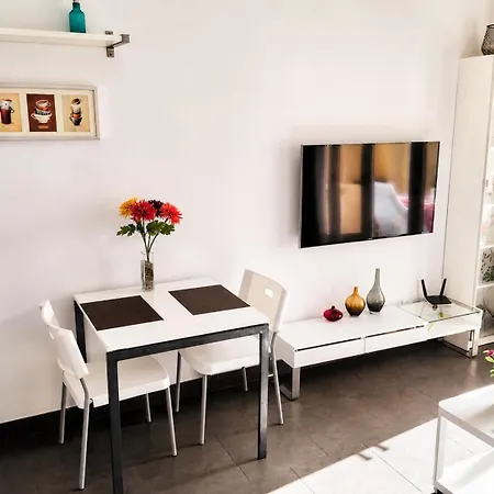 Lovely Apartment, Great Location! アデヘ